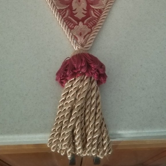 RARE AUSTIN HORN CHRISTMAS HOLIDAY RED & GOLD TABLE RUNNER CENTERPIECE TASSEL - Picture 9 of 16